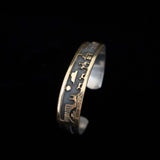 Brazalete navajo de plata de ley y oro FJ Henry Storyteller