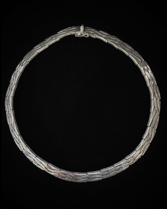 Collar de diseño de escala de reptil vintage pesado de plata mexicana de la década de 1930